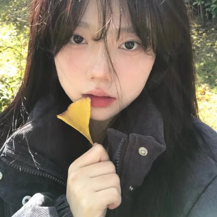 出位俏娇娃海报